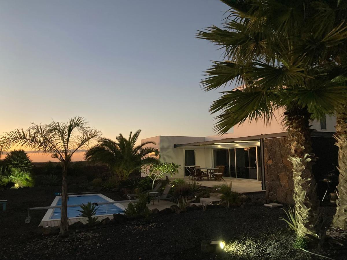 Majanicho Rock - Villa With Heated Pool Lajares Exterior photo